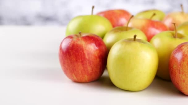 Stelletje rijpe appels op tafel — Stockvideo