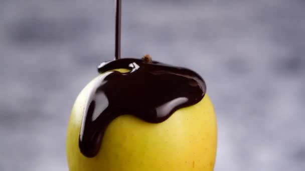 Яблуко вкрите шоколадним соусом. — стокове відео