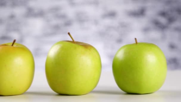 Обрізати людину, приймаючи свіже яблуко — стокове відео