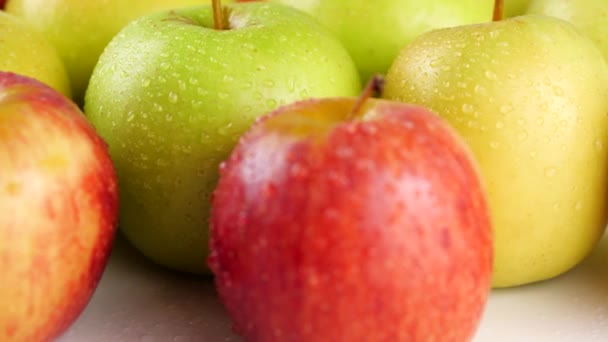 Bunch of wet apples on table — Stock Video