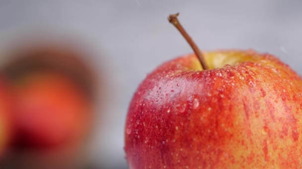 Äpple under rent vatten droppar — Stockvideo