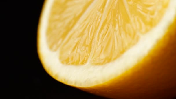 Zumo derramado sobre limón fresco — Vídeos de Stock