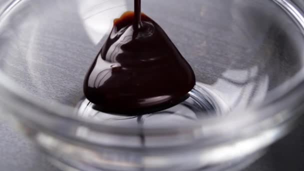 Salsa de chocolate vertiendo en un tazón — Vídeos de Stock