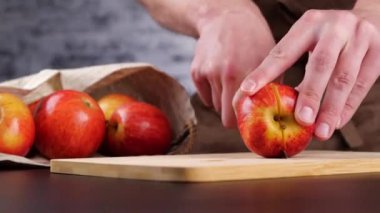 Tarla işçisi dans edip elma kesiyor.