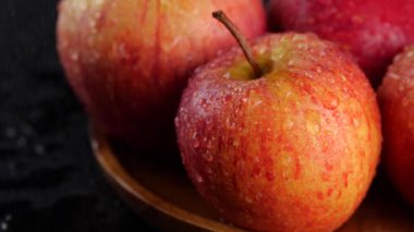 Elmaların üzerine düşen temiz su