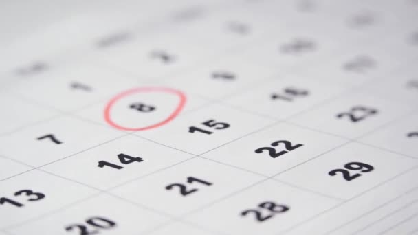 Pessoa de cultura cercando datas no calendário — Vídeo de Stock