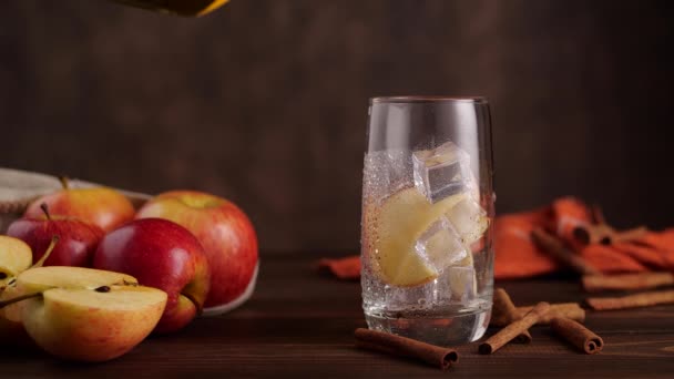 Анонімний чоловік вливає яблучний сік у склянку — стокове відео
