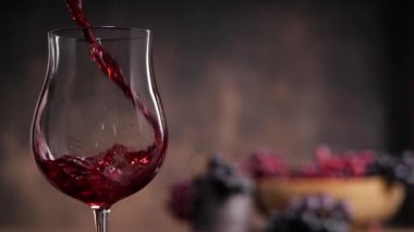 Şarap dökülüyor ve bardağa dökülüyor.