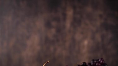 Yeşilci masadan üzüm alıyor.