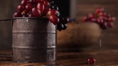 Su damlaları üzümlü bardağın yanına düşüyor.