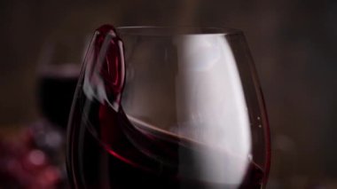 Kameraya doğru hareket eden su sıçramalı cam.