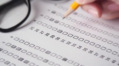 Ekin öğrencisi masada test yapıyor.