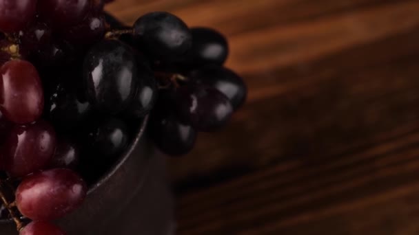 Anggur basah dalam cangkir logam — Stok Video