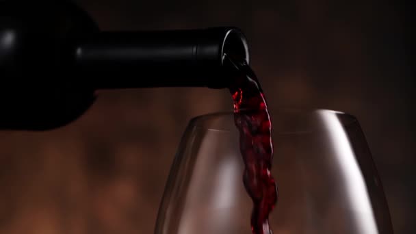 Üvegbe öntött bor bankett közben — Stock videók