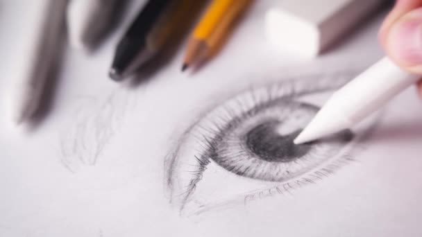 Artista irreconocible suavizando líneas de lápiz en el dibujo de los ojos — Vídeos de Stock