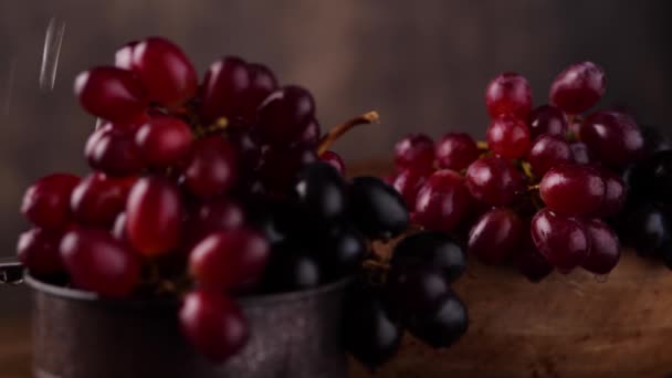 Вода падає на свіжий виноград — стокове відео