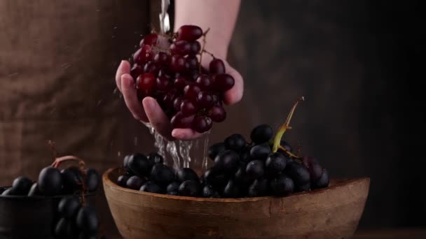 Cultivo persona lavando uvas sobre tazón — Vídeo de stock