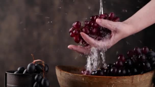 Cosechadora lavando uvas maduras — Vídeo de stock