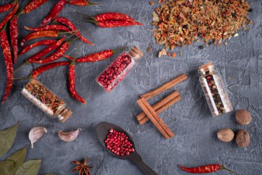 Masada çeşitli aromatik baharatlar var.