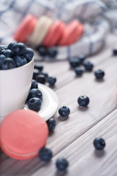 Fresh blueberries and macaroon on table — Stock Photo, Image