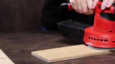 Tahta cilalayan hasat ustası.