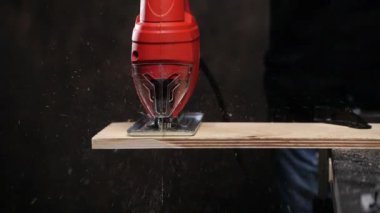 İsimsiz bir zanaatkar tahta kesiyor.