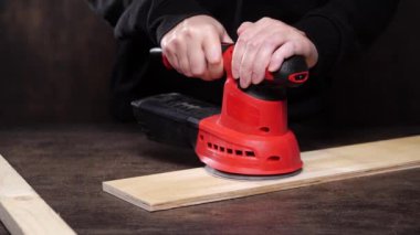 Tanımlanamayan marangoz atölyede kalas cilalıyor.