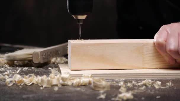 Artesão irreconhecível perfuração placa de madeira — Vídeo de Stock