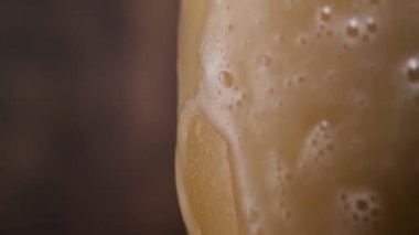 Cam bardaktan bira dökülüyor.