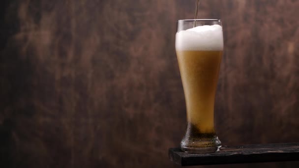 Vers bier dat in glas stroomt — Stockvideo