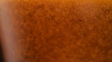 Bardakta kaynayan taze bira.