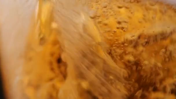 Salpicaduras de cerveza y chisporroteo en vidrio — Vídeos de Stock