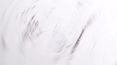 Dönen yüzeyde kahve çekirdekleri