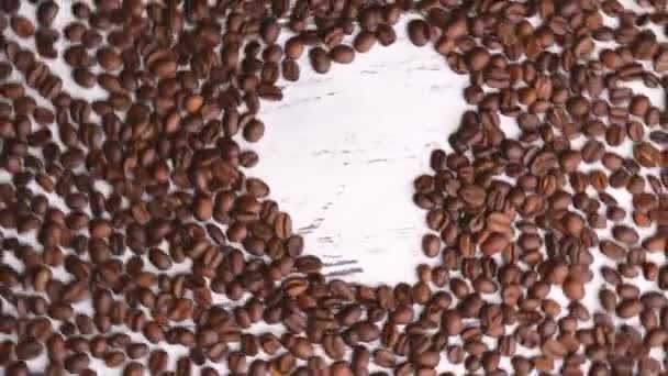 Erntehelfer steckt Kaffee ins Herz — Stockvideo