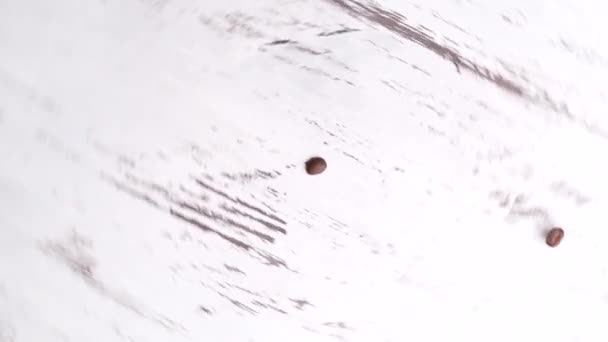 Kaffebönor bildar hjärta på spinnbordet — Stockvideo