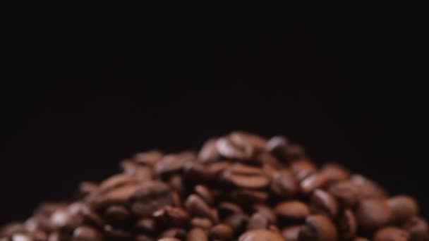 Granos de café enteros y molidos sobre fondo negro — Vídeo de stock