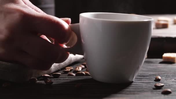 Persona anónima con taza de café caliente — Vídeo de stock