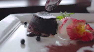 Çikolatalı fondan pasta dondurma ve nane ile