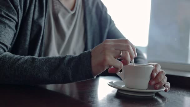 Άνθρωπος Ανακατεύοντας Καφέ Στο Εστιατόριο — Αρχείο Βίντεο