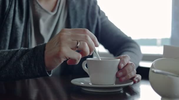 男がレストランでコーヒーを攪拌 — ストック動画