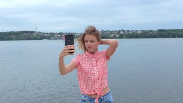 Belle Jeune Femme Aux Cheveux Blonds Prenant Des Selfies Sur — Video