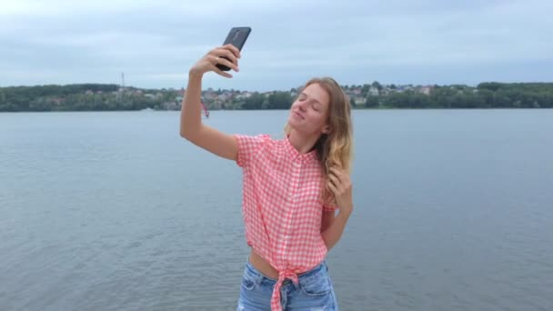 Mooie Kaukasische Vrouw Met Blond Haar Nemen Van Selfies Haar — Stockvideo