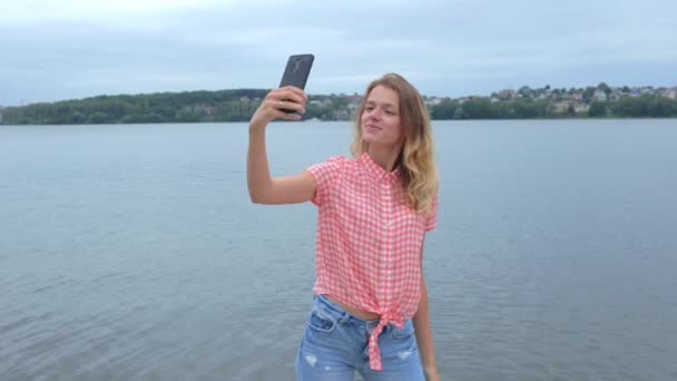 Schöne Kaukasische Frau Macht Selfies Auf Ihrem Handy Während Sie — Stockvideo