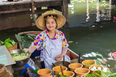 Bangkok, Tayland - 22 Mart 2018: Yüzen pazarda Tayland bir yaz günü