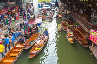 Bangkok, Tayland - 22 Mart 2018: Yüzen pazarda Tayland bir yaz günü