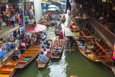 Bangkok, Tayland - 22 Mart 2018: Yüzen pazarda Tayland bir yaz günü