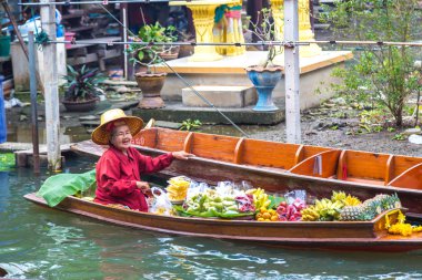 Bangkok, Tayland - 22 Mart 2018: Yüzen pazarda Tayland bir yaz günü