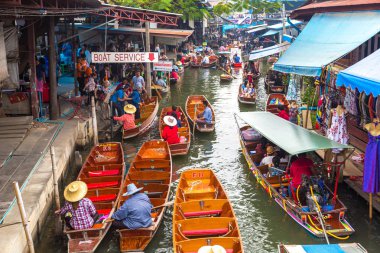 Bangkok, Tayland - 22 Mart 2018: Yüzen pazarda Tayland bir yaz günü
