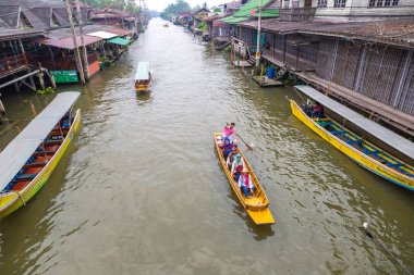 Bangkok, Tayland - 22 Mart 2018: Yüzen pazarda Tayland bir yaz günü