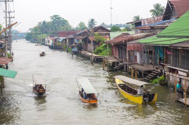 Bangkok, Tayland - 22 Mart 2018: Yüzen pazarda Tayland bir yaz günü